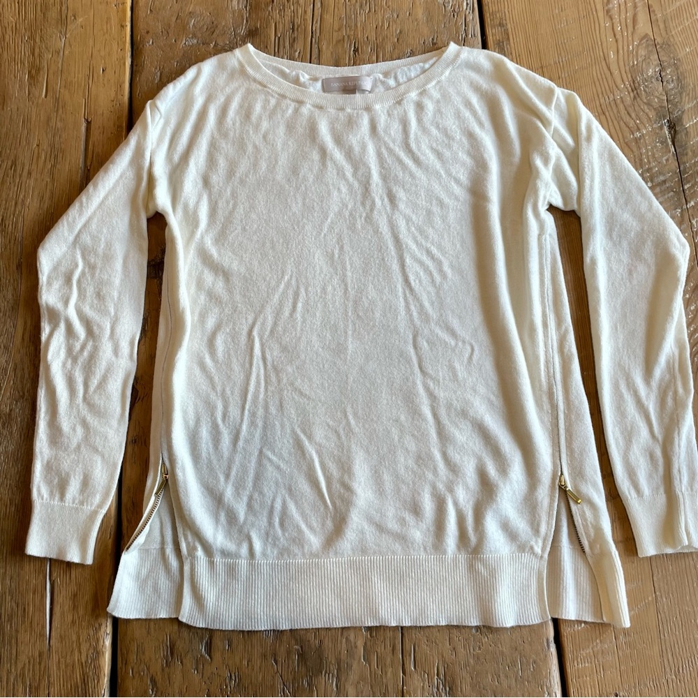 🍂2/$20 BR Cream Sweater with Gold Side Zippers